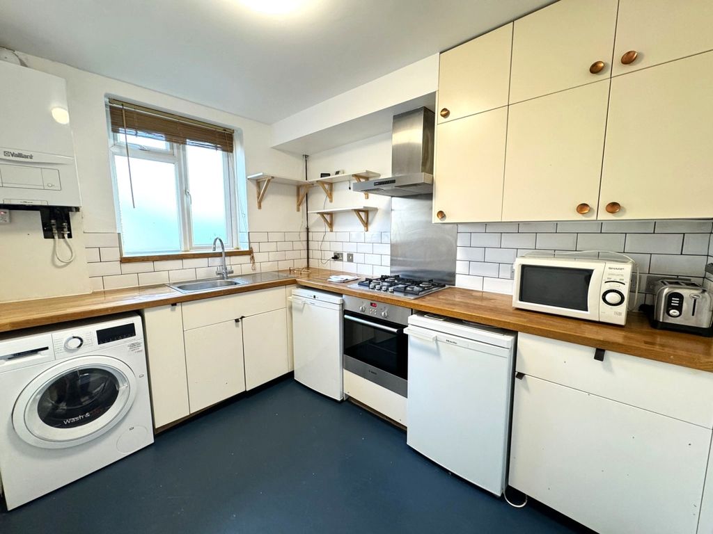 3 bed flat to rent in Wray Crescent, London N4, £2,400 pcm