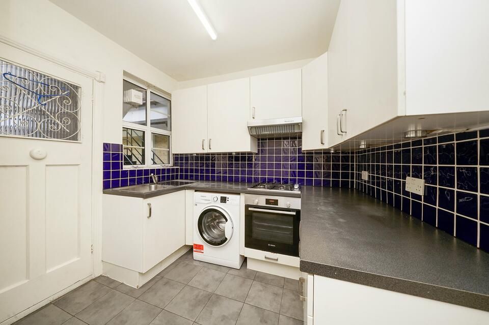 2 bed flat to rent in Woodside, London SW19, £1,650 pcm