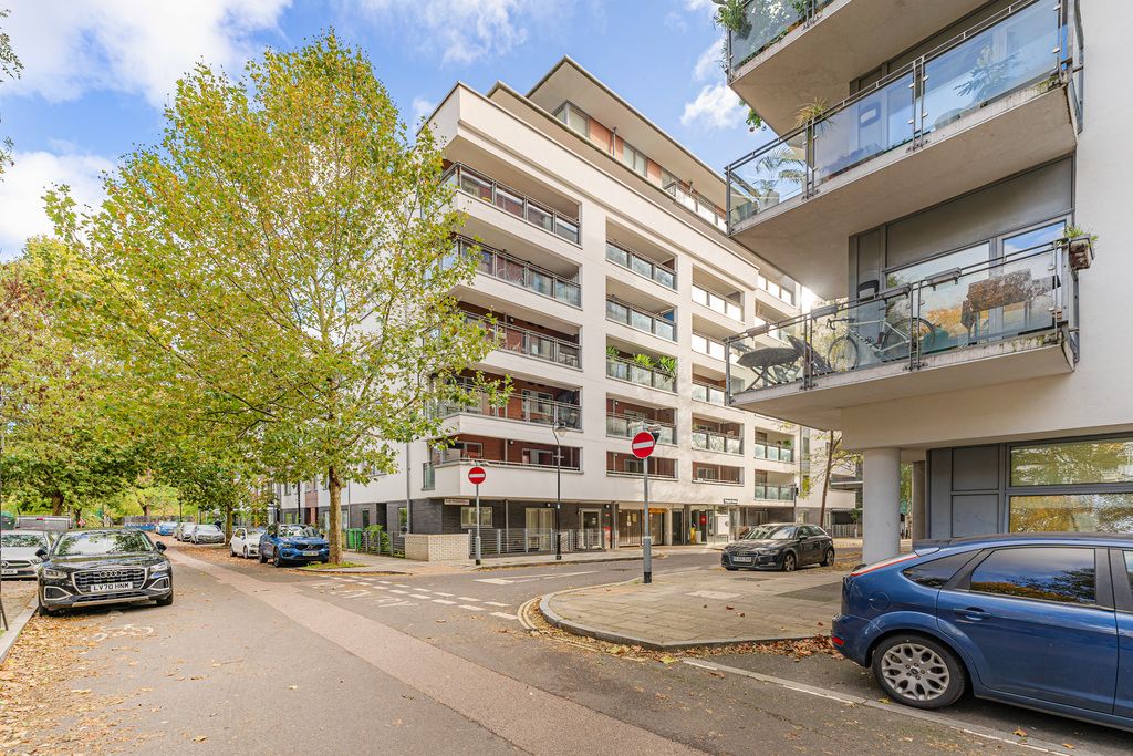 2 bed flat for sale in Sun Passage, London SE16, £540,000