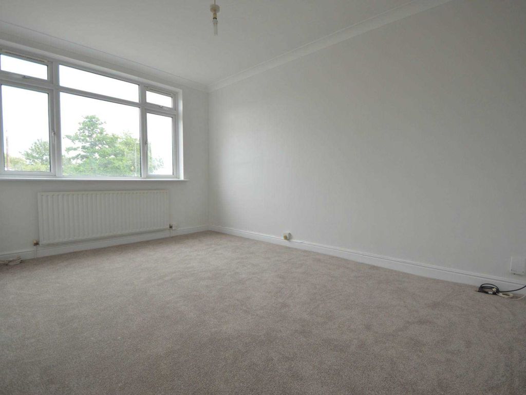 1 bed flat to rent in New Haw Road, Addlestone KT15, £1,195 pcm