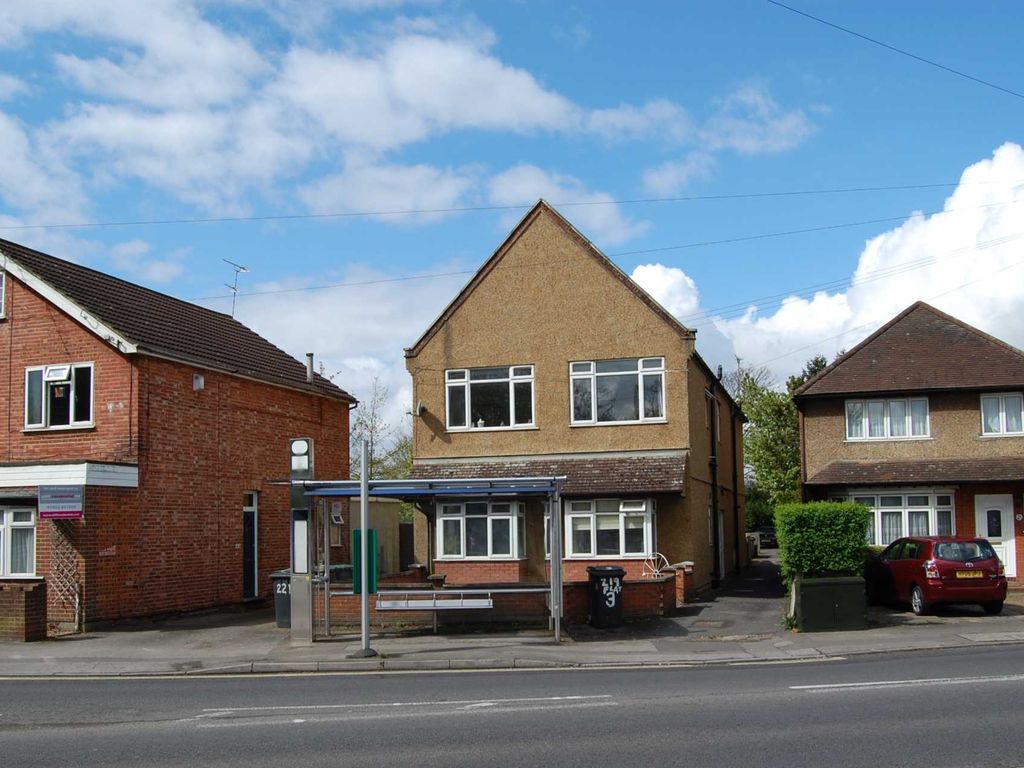 1 bed flat to rent in New Haw Road, Addlestone KT15, £1,195 pcm