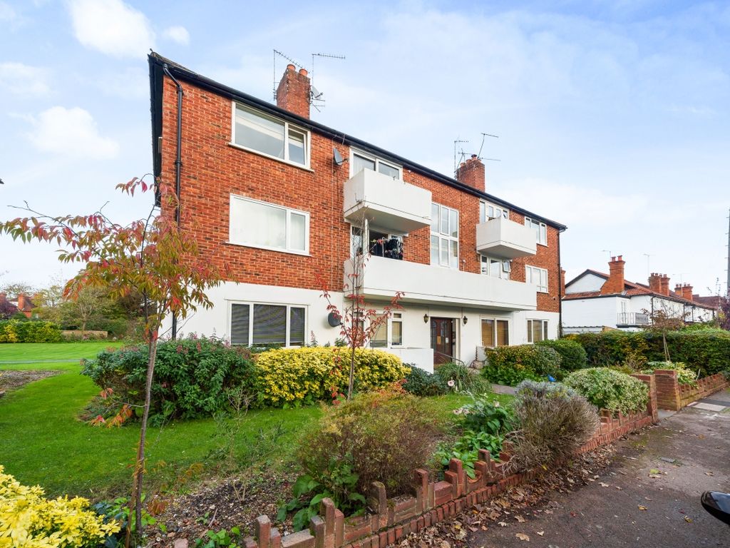 2 bed flat to rent in River Court, Taplow, Maidenhead SL6, £1,500 pcm