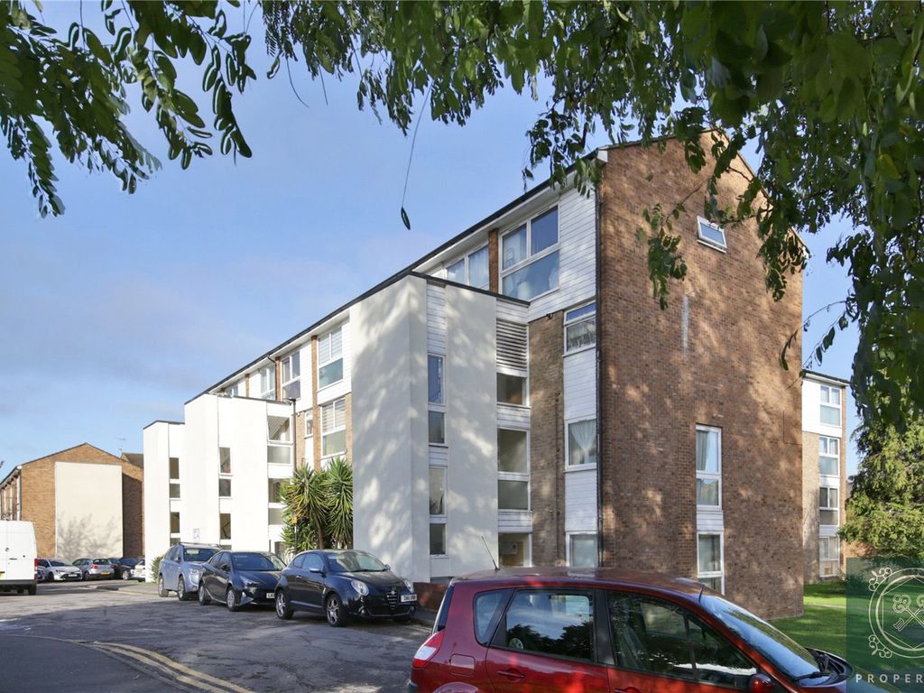 2 bed flat for sale in Mintern Close, Hedge Lane N13, £325,000