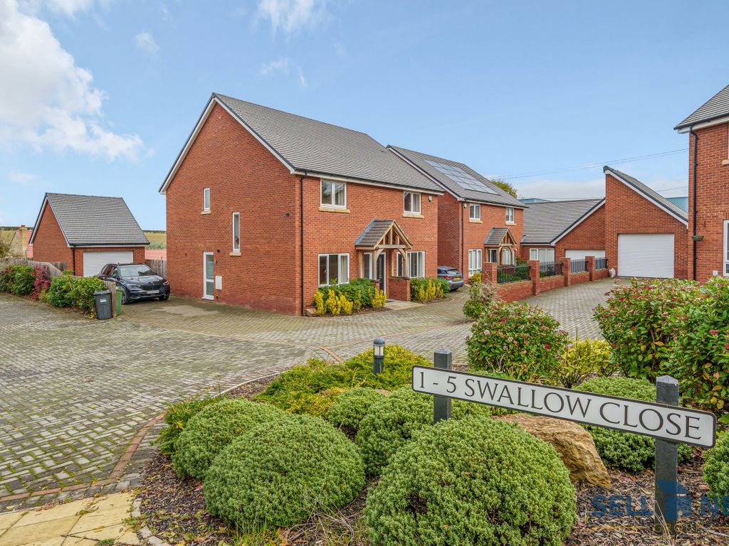 4 bed detached house for sale in Swallow Close, Olney MK46, £695,000