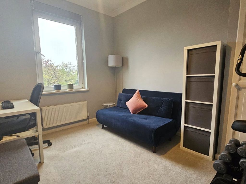 2 bed flat for sale in Bellingham Road, London SE6, £375,000
