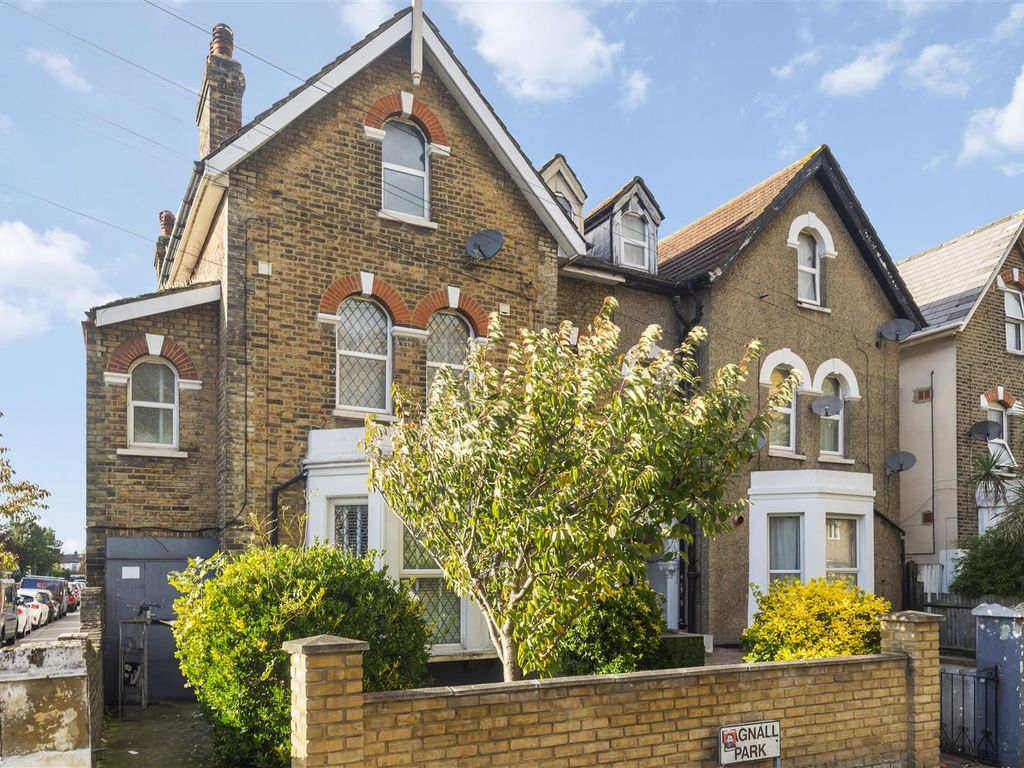 2 bed flat for sale in Dagnall Park, London SE25, £360,000