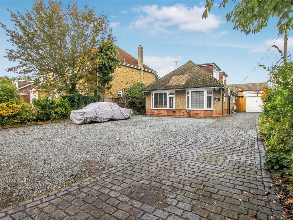 3 bed detached house for sale in Church Lane, Doddinghurst, Brentwood CM15, £725,000