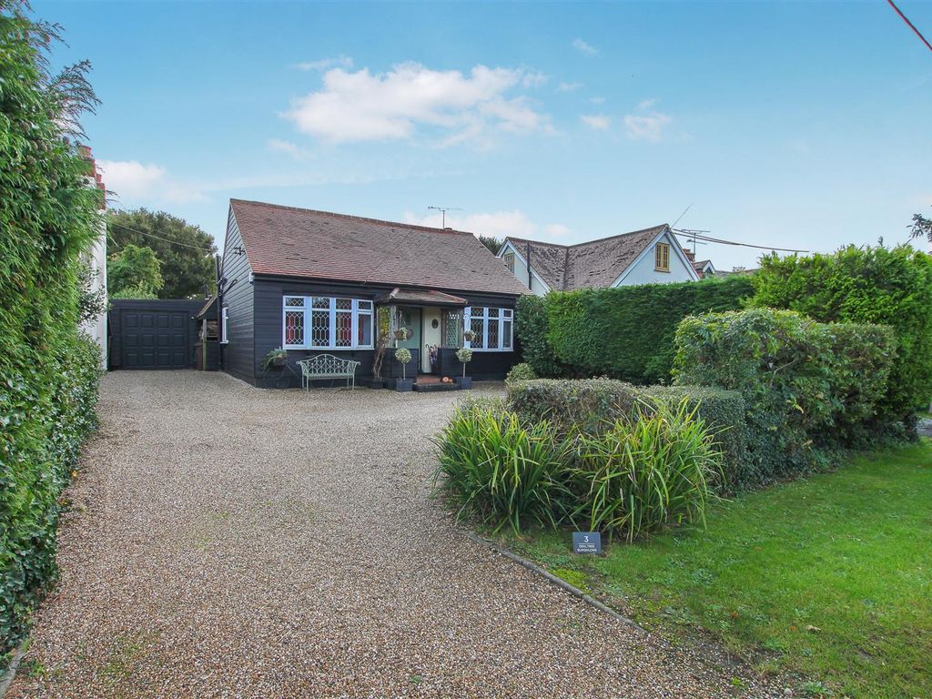 3 bed detached bungalow for sale in Blackmore Road, Doddinghurst, Brentwood CM15, £725,000