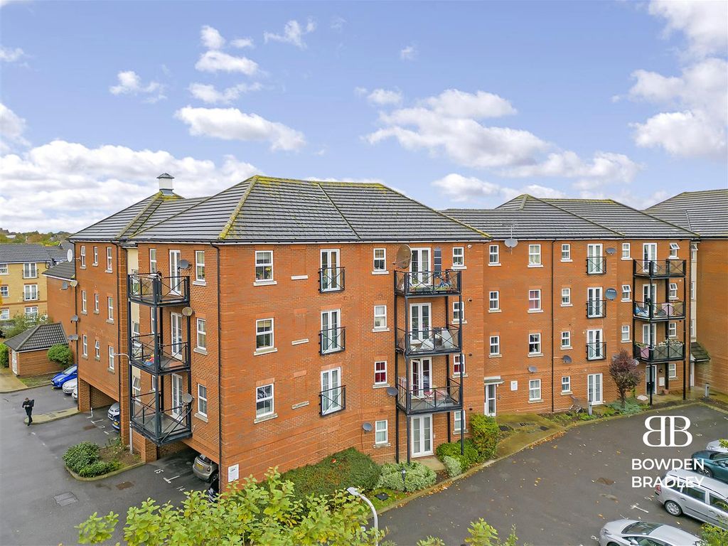 2 bed flat for sale in Pioneer Market, Winston Way, Ilford IG1, £260,000