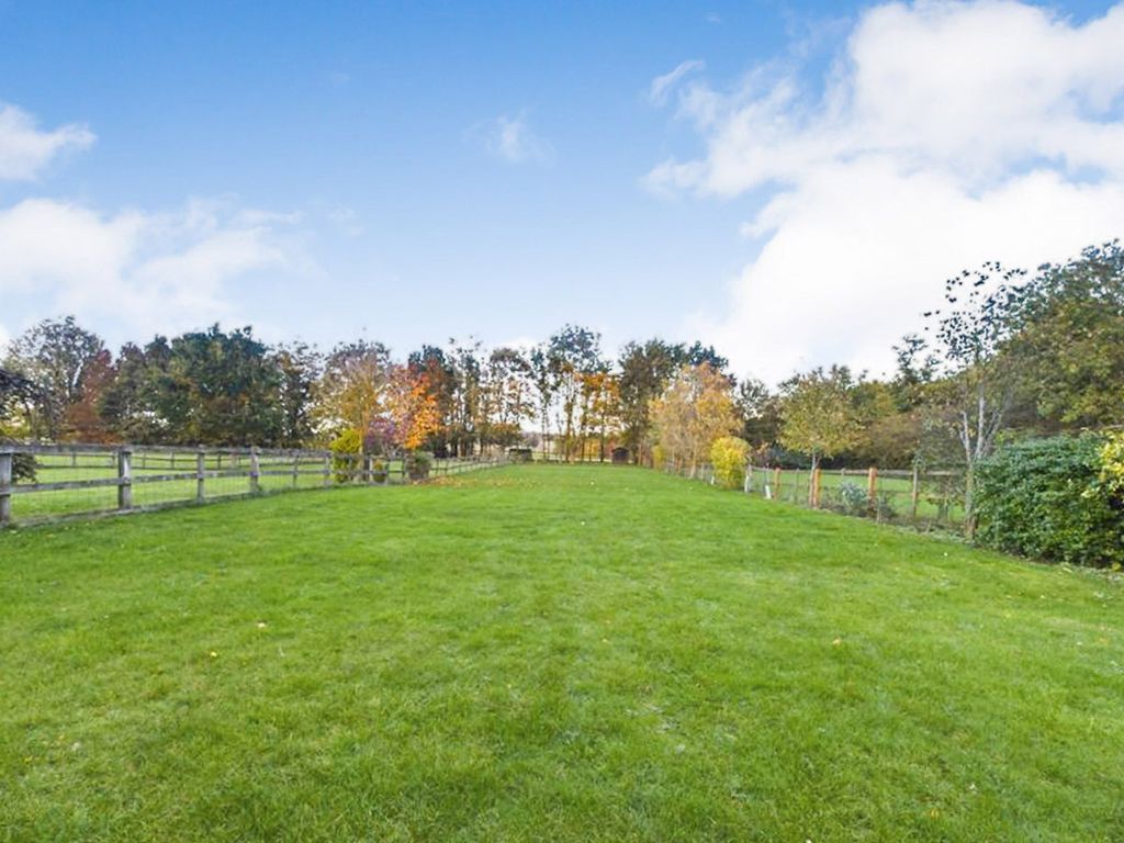 4 bed link-detached house for sale in Rectory Farm Close, Abbots Ripton, Cambridgeshire. PE28, £625,000