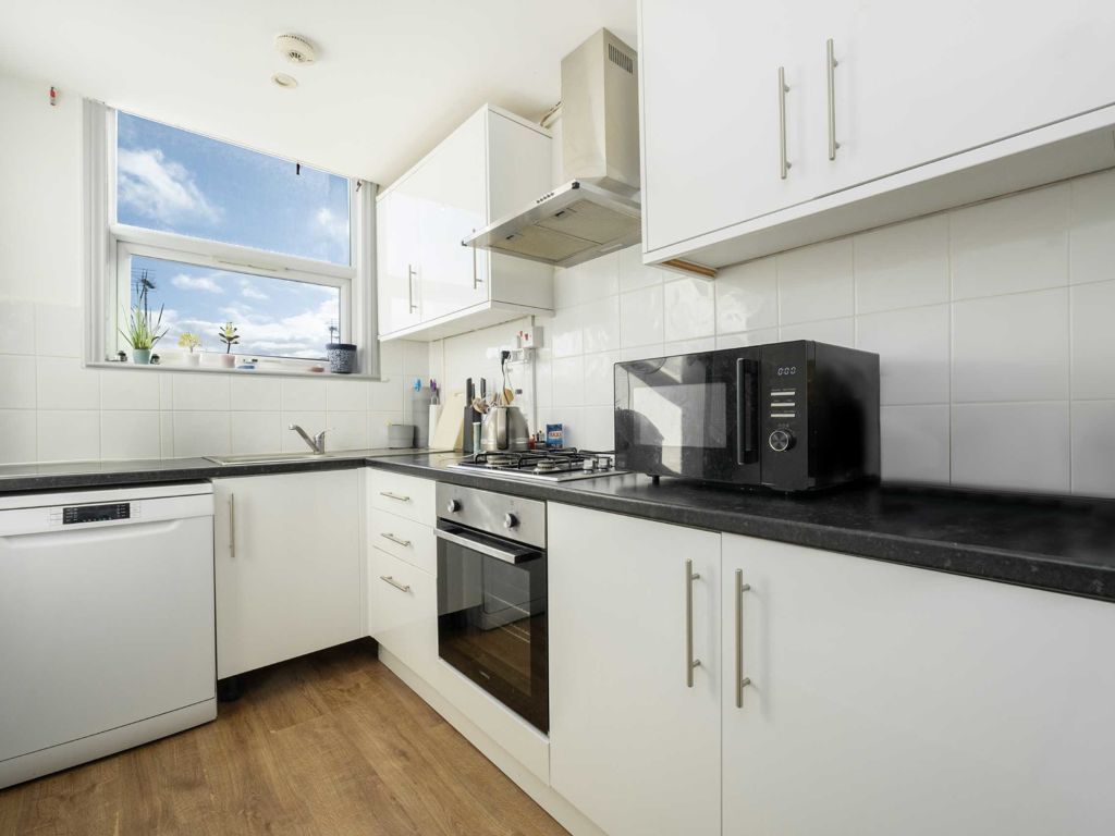 3 bed flat for sale in Alexandra Park Road, London N10, £475,000
