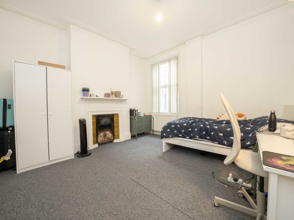 3 bed flat for sale in Alexandra Park Road, London N10, £475,000