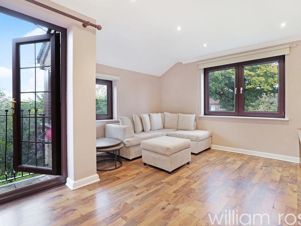 2 bed flat for sale in Cedar Close, Buckhurst Hill IG9, £340,000
