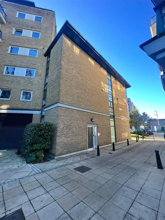 3 bed flat to rent in Smugglers Way, London SW18, £3,500 pcm