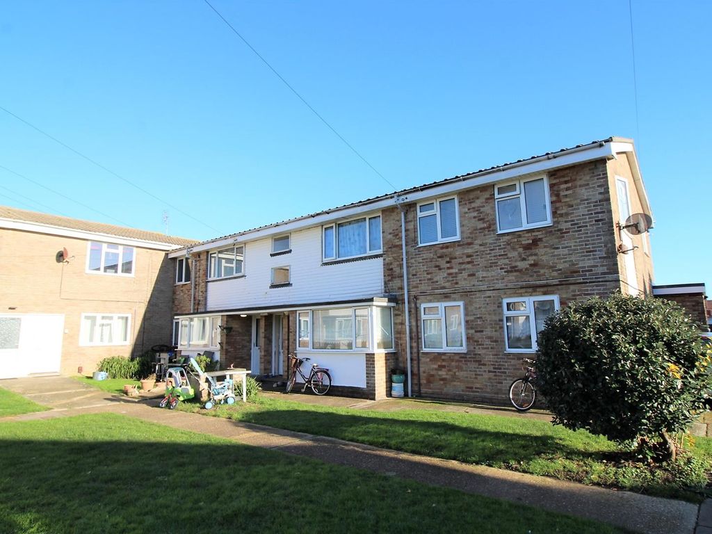 3 bed flat to rent in Winsor Close, Hayling Island PO11, £1,050 pcm