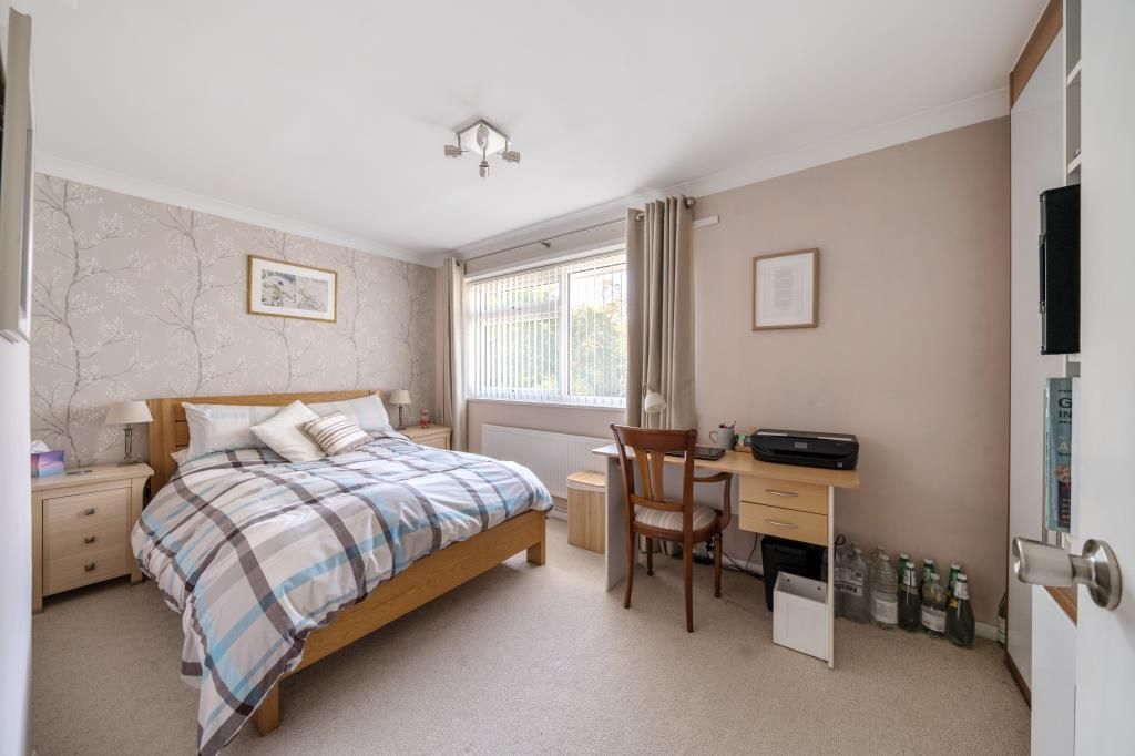 2 bed flat for sale in Ashford, Surrey TW15, £375,000