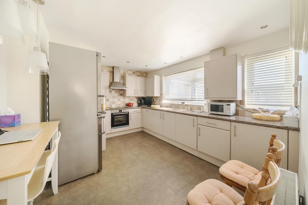2 bed flat for sale in Ashford, Surrey TW15, £375,000