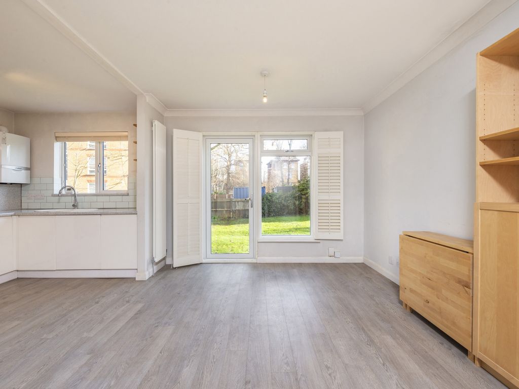 1 bed flat for sale in Sadlers Court, Ferris Road, London SE22, £350,000