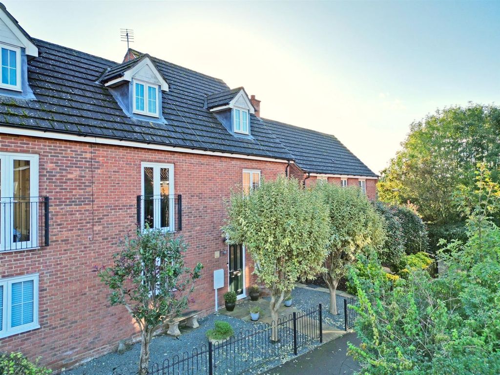 4 bed semi-detached house for sale in Foxholes Close, Deanshanger, Milton Keynes MK19, £399,995