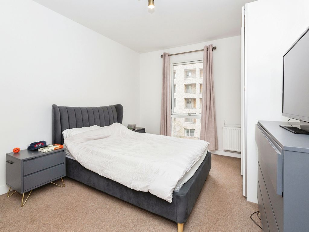 2 bed flat for sale in Net Street, Barking IG11, £325,000