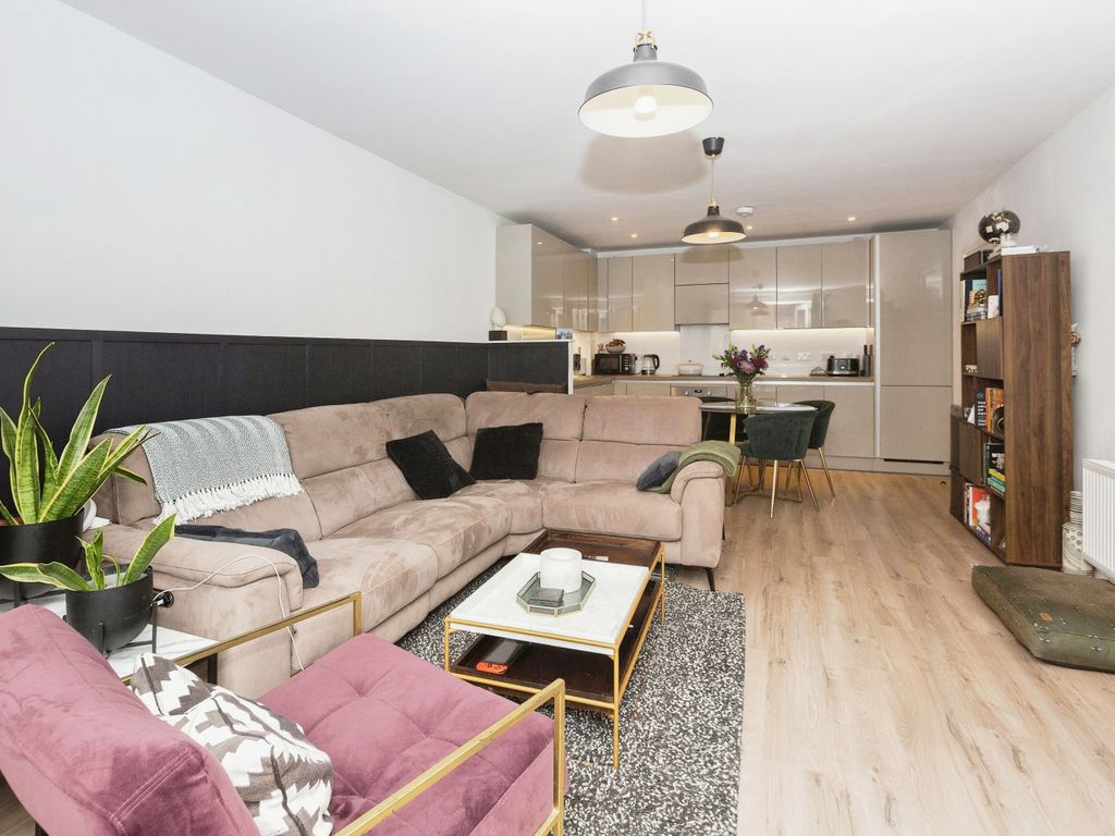 2 bed flat for sale in Net Street, Barking IG11, £325,000
