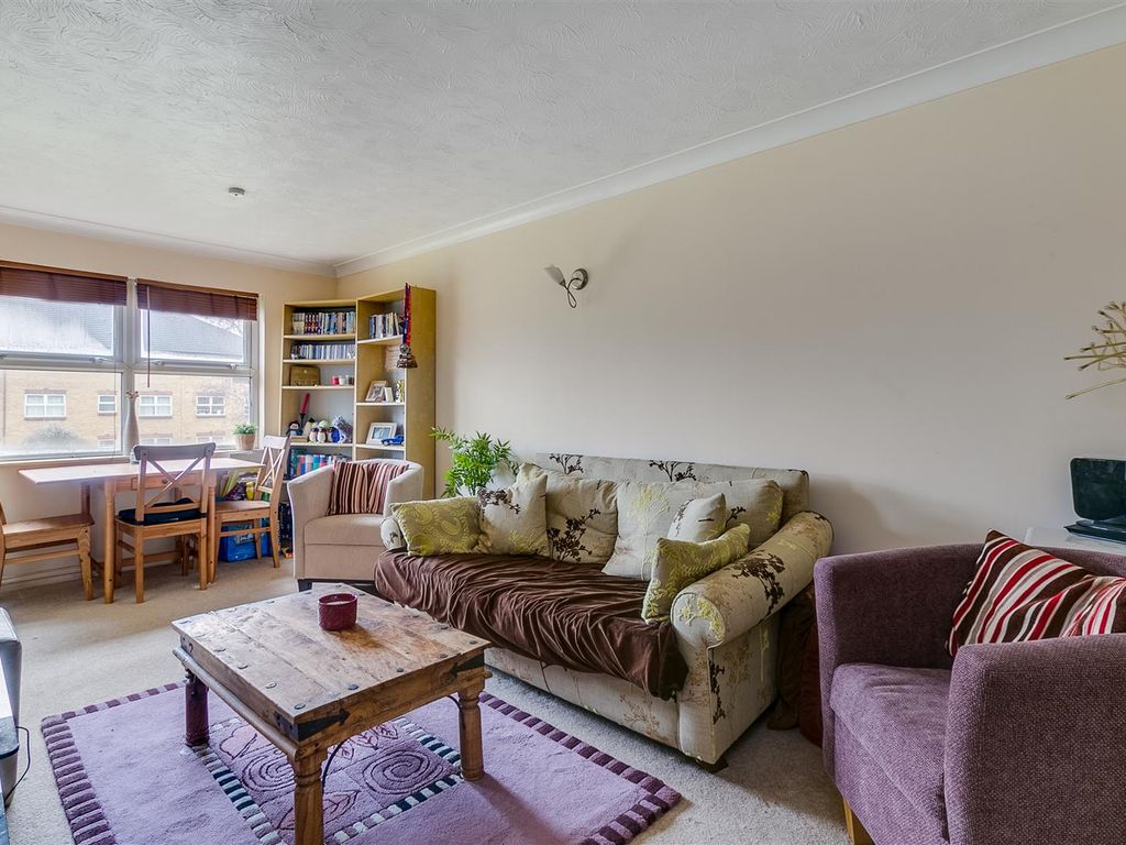 1 bed flat for sale in Monmouth Close, London W4, £335,000