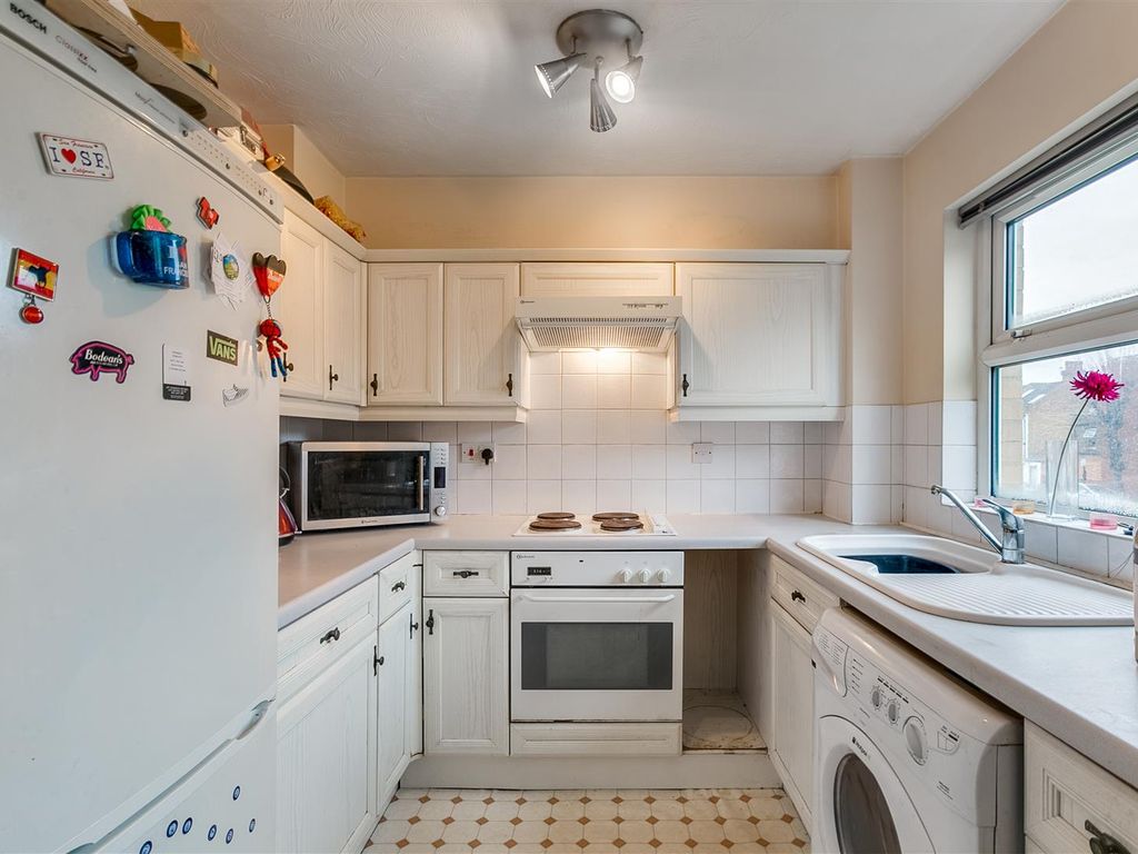 1 bed flat for sale in Monmouth Close, London W4, £335,000