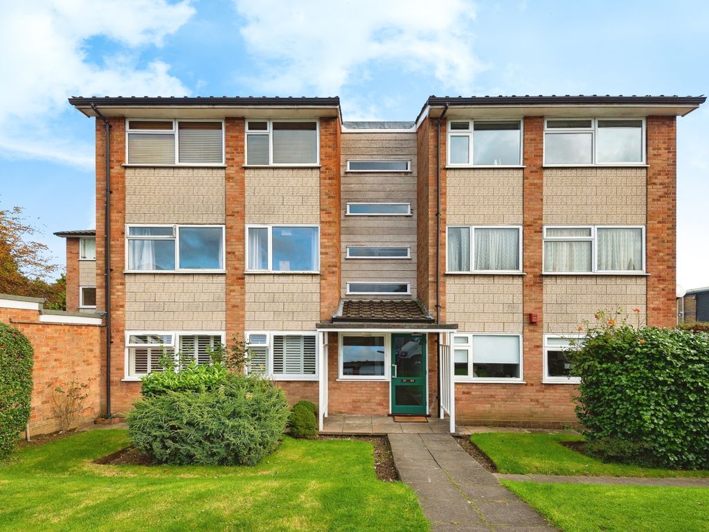 2 bed flat for sale in Maybury Close, Tadworth KT20, £318,500