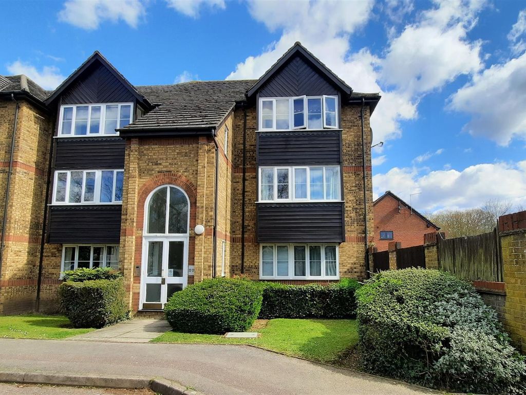 2 bed flat to rent in River Meads, Stanstead Abbotts, Ware SG12, £1,275 pcm