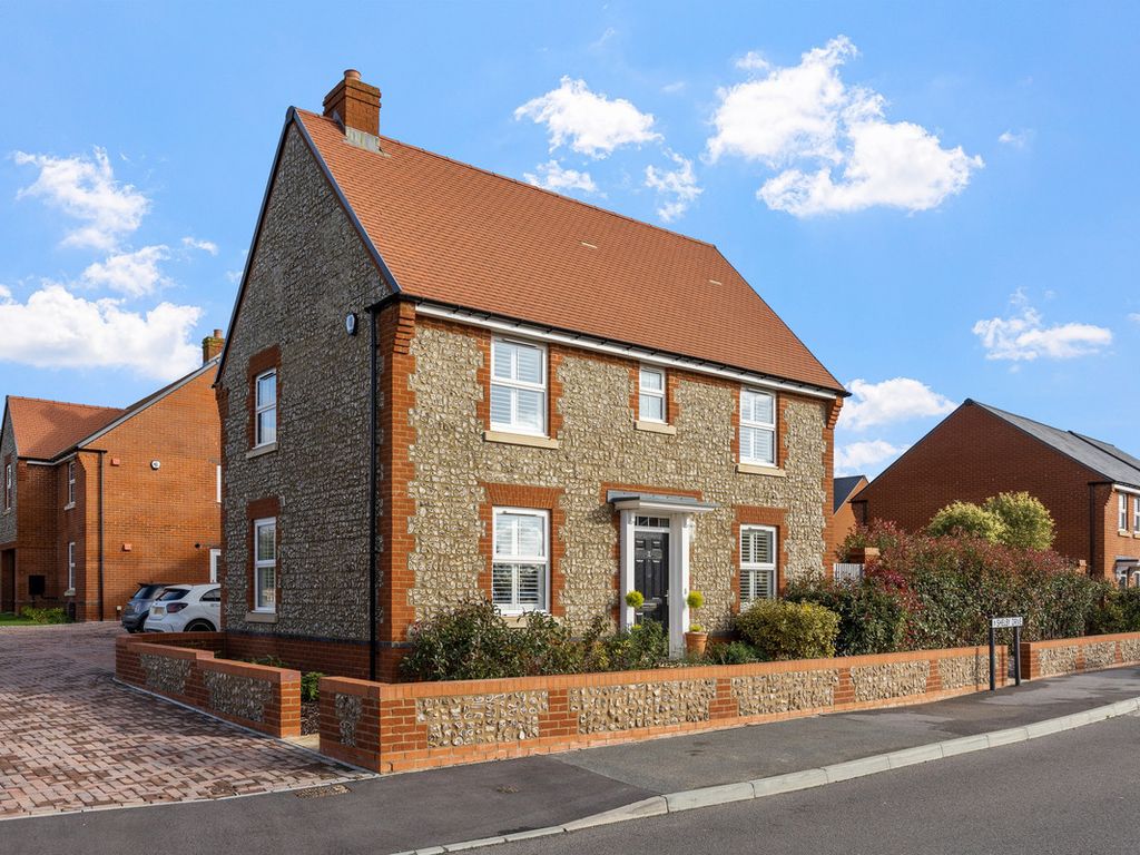 3 bed detached house for sale in Shelby Drive, Chichester PO18, £525,000