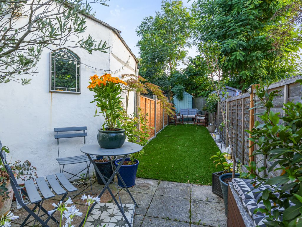 2 bed terraced house for sale in Friern Barnet Lane, London N20, £530,000