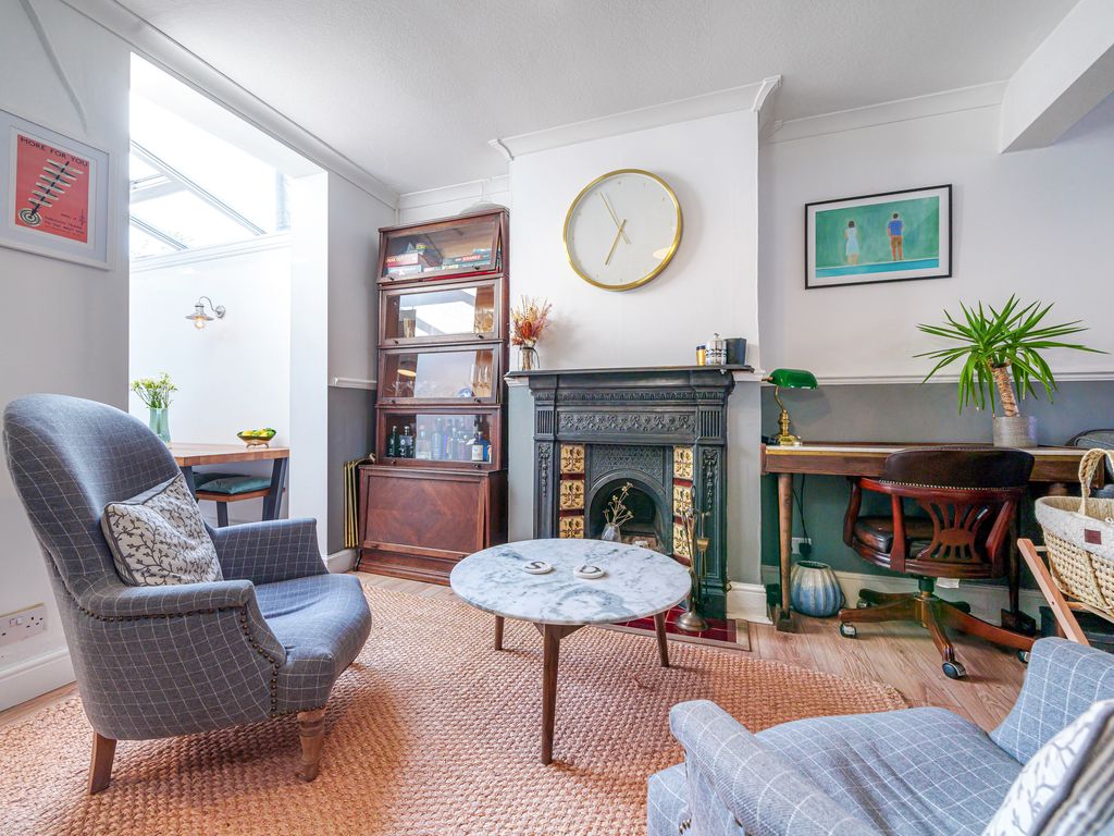 2 bed terraced house for sale in Friern Barnet Lane, London N20, £530,000
