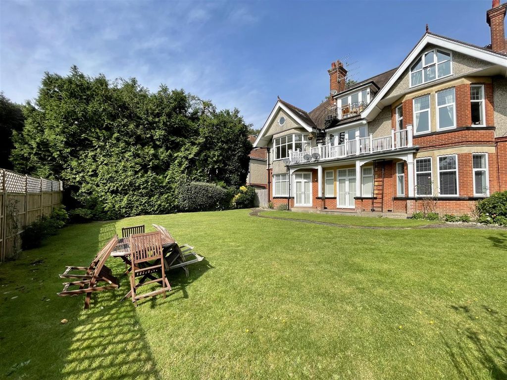 4 bed flat for sale in St. Valerie Road, Meyrick Park, Bournemouth BH2, £475,000