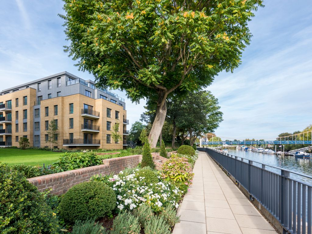 New home, 2 bed flat for sale in Broom Road, Teddington TW11, £980,000
