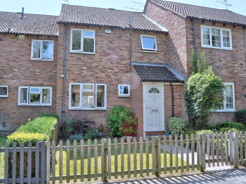 3 bed terraced house for sale in James Close, Marlow SL7, £450,000
