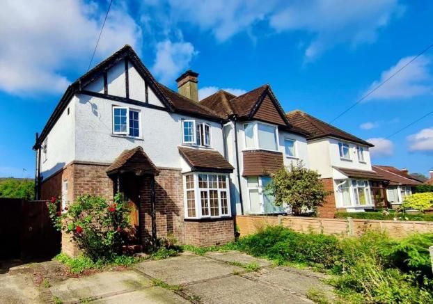 4 bed detached house to rent in Beckingham Road, Guildford GU2, £2,350 pcm