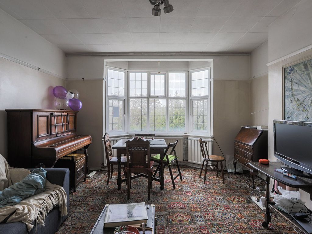3 bed flat for sale in Brownlow Road, London N11, £340,000