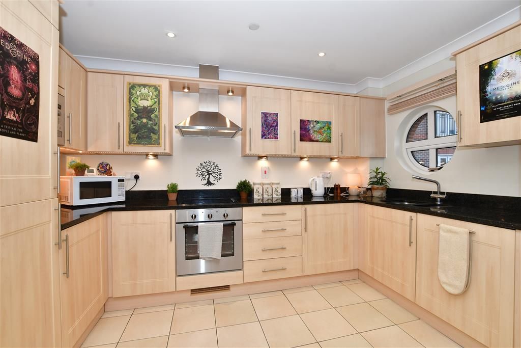2 bed flat for sale in Leret Way, Leatherhead, Surrey KT22, £330,000