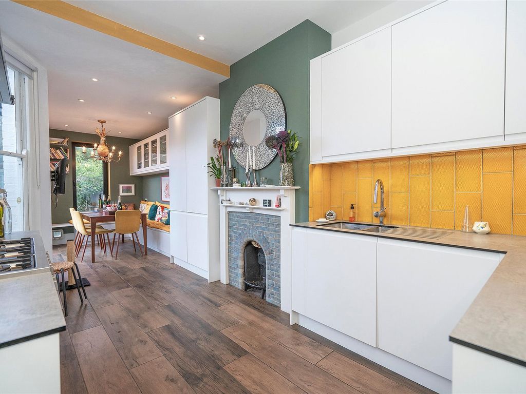 4 bed detached house for sale in Maidstone Road, London N11, £900,000