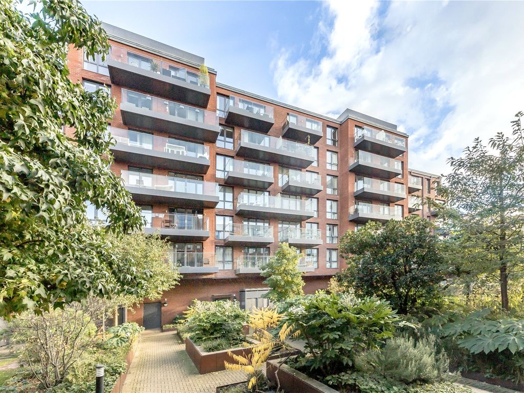 2 bed flat for sale in Gaumont Place, London SW2, £480,000