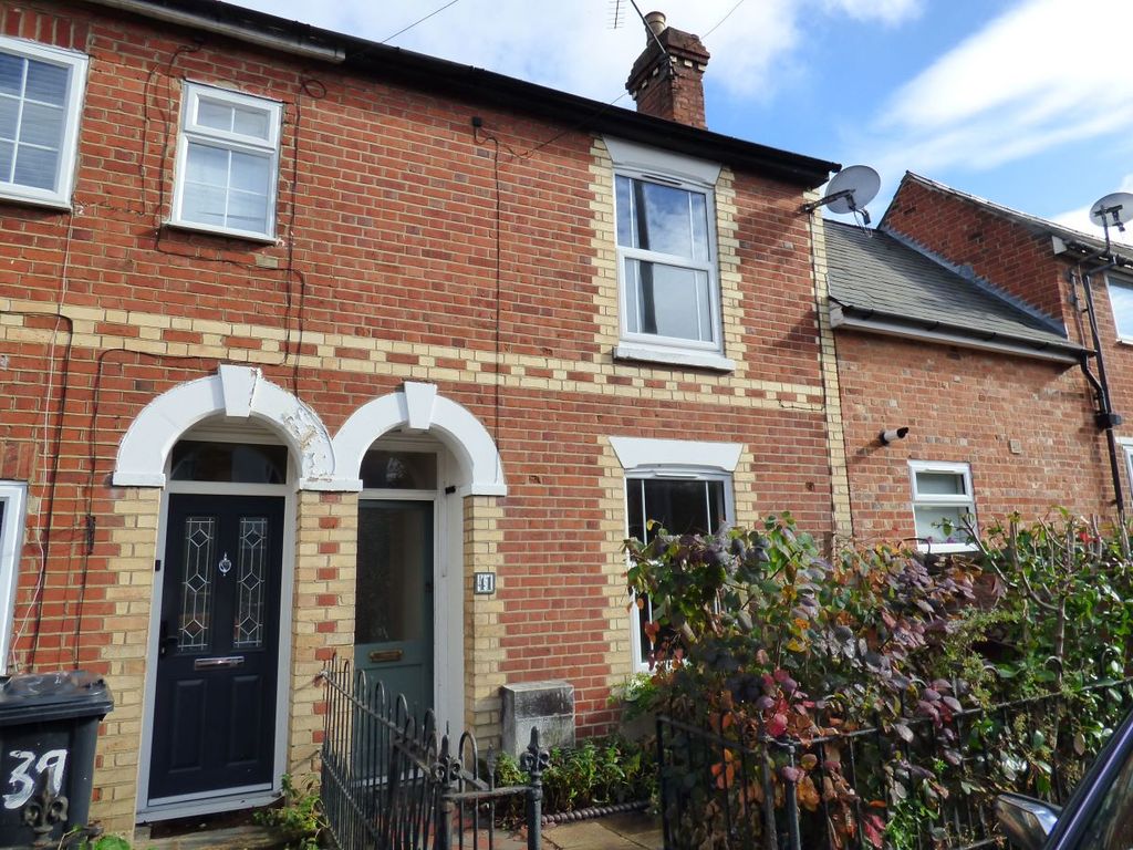 2 bed terraced house to rent in Donnington Gardens, Reading RG1, £1,250 pcm