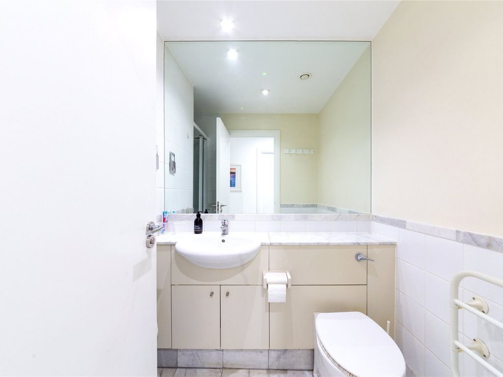2 bed flat for sale in East Block, County Hall Apartments, Forum Magnum Square, London SE1, £1,000,000
