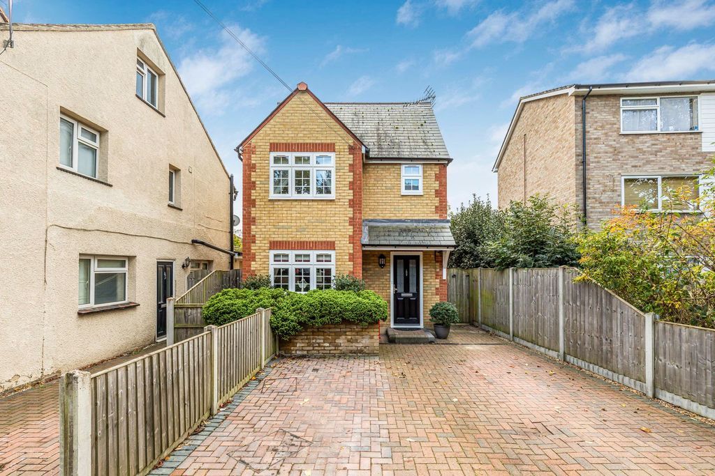 3 bed detached house for sale in Feltham Hill Road, Ashford TW15, £525,000