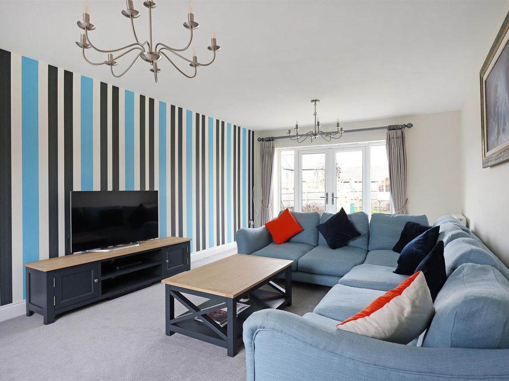 5 bed detached house to rent in Russett Close, Toddington, Cheltenham GL54, £2,750 pcm