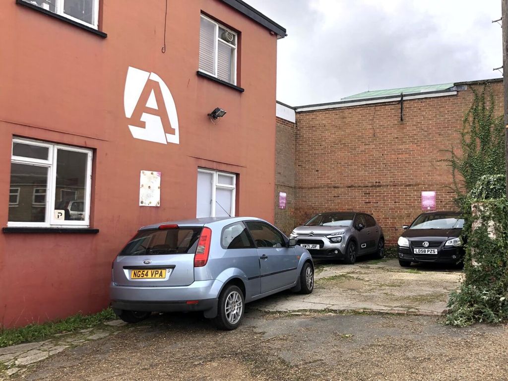 Office to let in East Street, Newport, Isle Of Wight PO30, £9,000 pa
