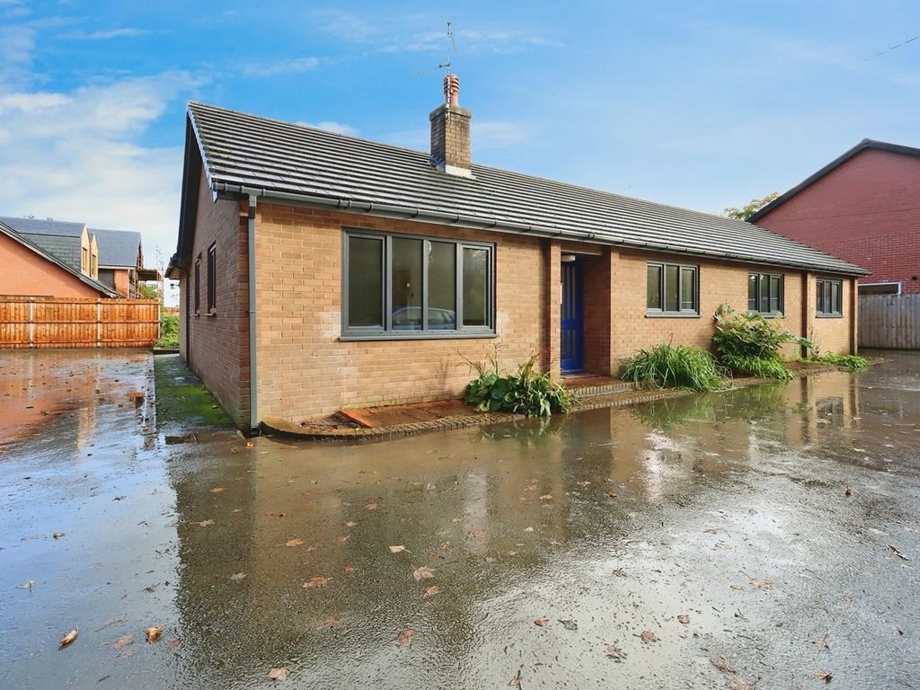 3 bed detached bungalow for sale in Garthmyl, Montgomery SY15, £315,000