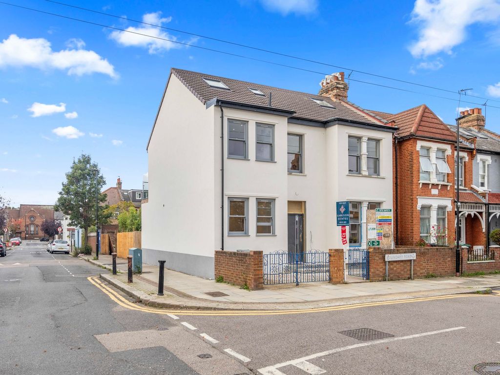 2 bed flat for sale in Boundary Road, Haringey N22, £495,000