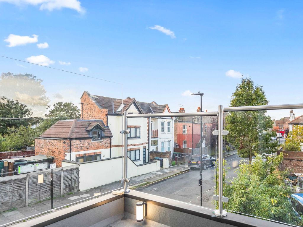 2 bed flat for sale in Boundary Road, Haringey N22, £495,000