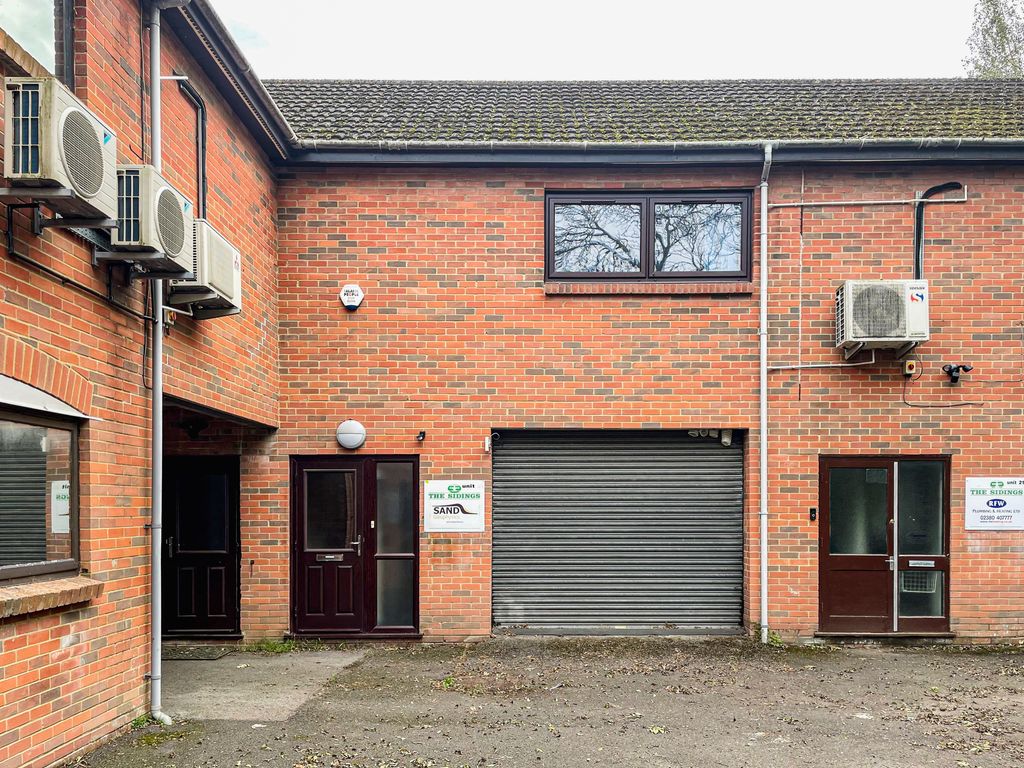 Warehouse to let in Unit 20 The Sidings, Southampton SO31, £12,000 pa