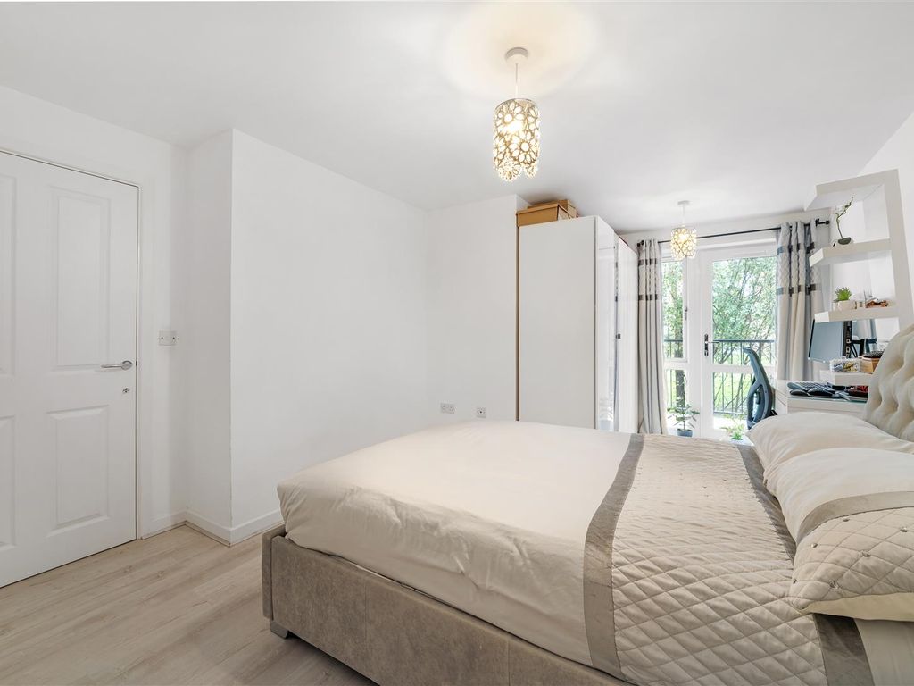 2 bed flat for sale in Worcester Close, Anerley SE20, £400,000